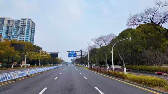 城市马路沿途风景开车第一视角公路道路