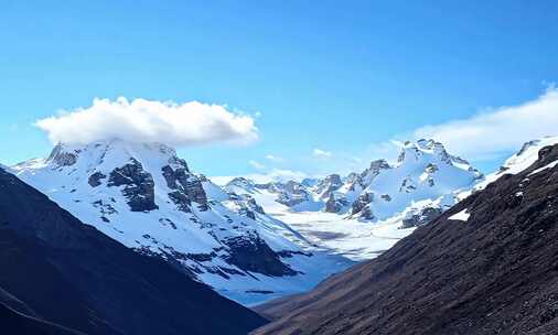 壮丽雪山全景，蓝天白云下的银白世界