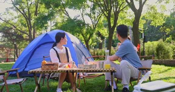 一家四口在露营地野餐孩子奔跑打闹