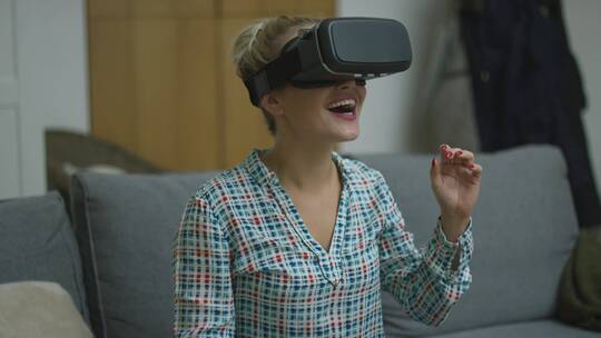 VR眼镜中的快乐女人视频素材模板下载