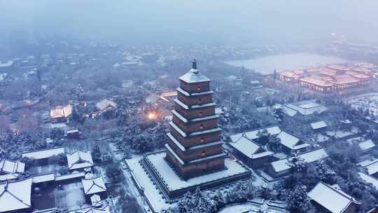 西安大雁塔亮灯雪景