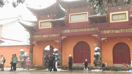 天台山景区雪中华顶讲寺门前人流延时