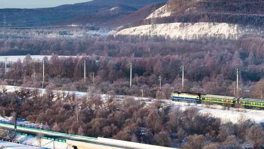 穿越大兴安岭林海雪原的绿皮火车-1