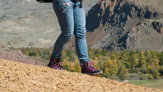 女旅行者在山里徒步旅行的特写镜头