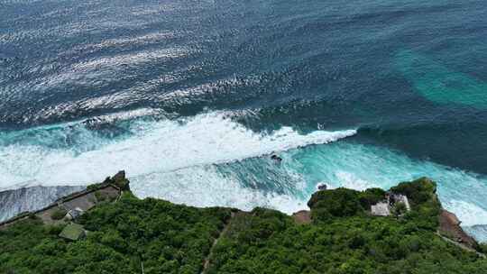 鸟瞰印尼巴厘岛海岸线上绿松石海浪飞溅