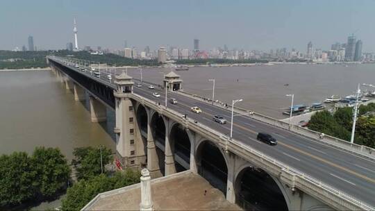横跨长江流域的武汉长江大桥