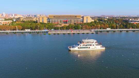 航拍滇池游船与海鸥
