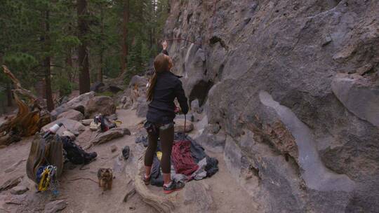 攀登伙伴攀登岩壁视频素材模板下载