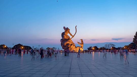 岳阳楼景区巴陵广场后羿斩巴蛇雕像夜景延时