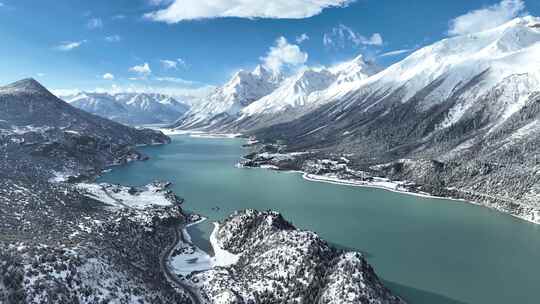 西藏昌都市八宿县然乌湖和雪山森林航拍风光