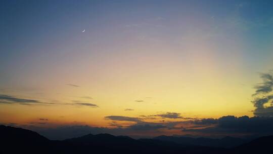 唯美浪漫晚霞傍晚彩色天空天黑山延时日转夜