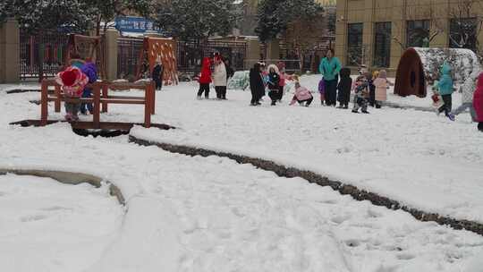 幼儿园快乐的小朋友玩雪视频素材模板下载