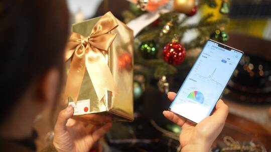 选购圣诞礼物金融理财财务报表手机屏幕显示
