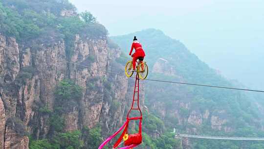 北京平谷区天云山风景区空中走钢丝杂技表演