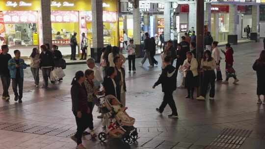 深圳繁华商业步行街人来人往的热闹景象