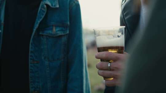 手、戒指、啤酒、塑料杯