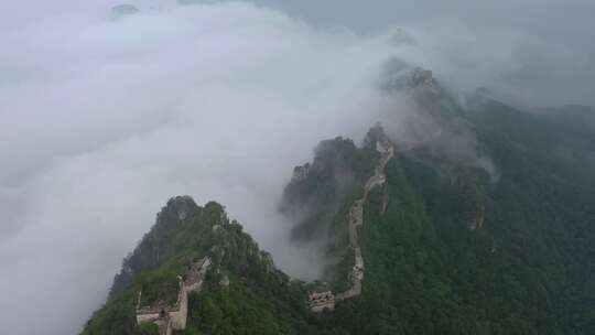 航拍北京怀柔箭扣长城的云海