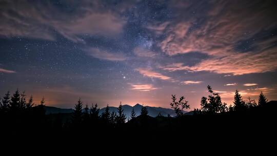 森林中的银河星空延时摄影