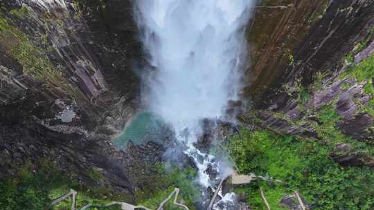 峡谷悬崖峭壁瀑布流水壮观大气唯美震撼云雾