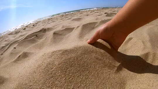 沙子从手指间飞溅