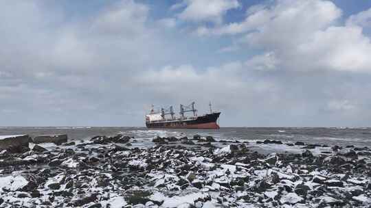 航拍威海布鲁威斯号海边下雪海鸥晚霞延时云