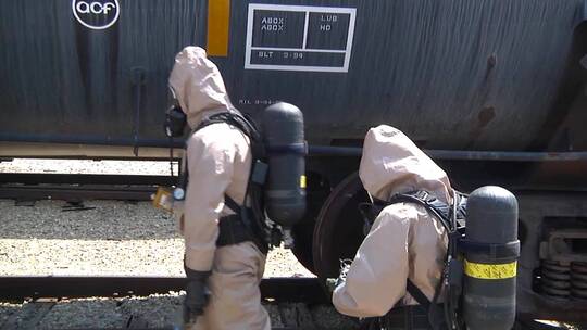 危险品专家检测油罐车脱轨造成的化学物质泄漏