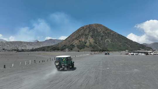 印尼布罗莫火山沙海航拍汽车越野自然风光视频素材模板下载