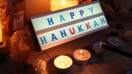 四支蜡烛带降临日历灯箱带文字HAPPY HANUKKAH传统燃烧圣诞节视频素材模板下载