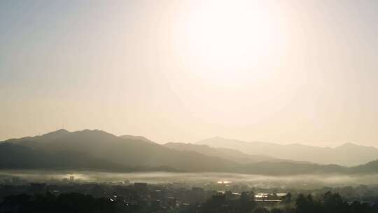 山峰日落延时黄昏夕阳山脉阳光森林夜幕降临