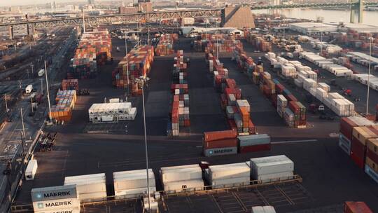 集装箱与繁华忙碌的港口视频素材模板下载