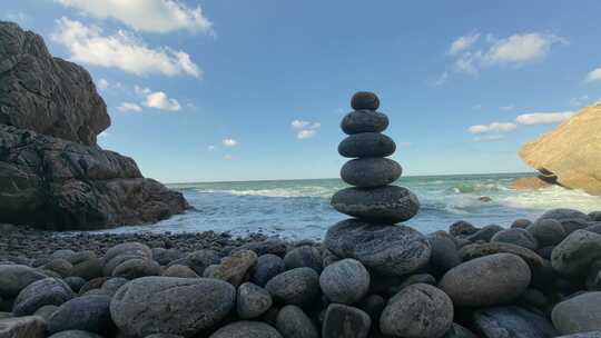 威海市环翠区靖子头鹅卵石海滩玛尼堆风光