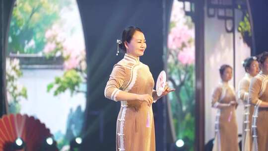 女性旗袍手持团扇舞台表演
