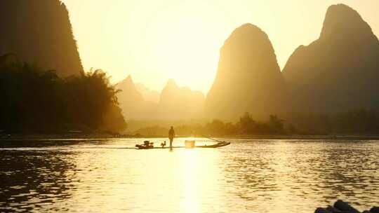 夕阳下桂林漓江上的竹筏划过江面