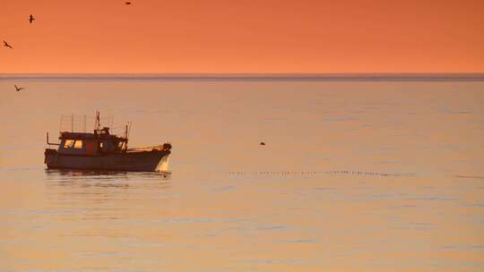 日出时海上的渔船