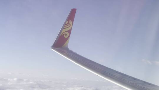 航班上飞机舷窗外天空和机翼视频素材模板下载
