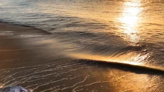 海边夕阳下的海浪沙滩