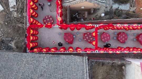 乡村上空俯拍悬挂灯笼场景