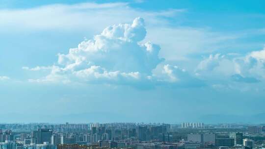 蓝天和建筑 城市上空延时