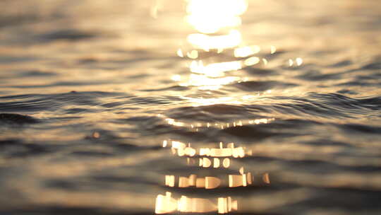 夕阳下金色的河水河面波光粼粼闪动的光斑