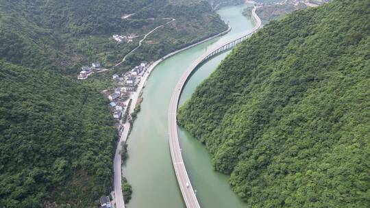 航拍水上最美公路湖北新山