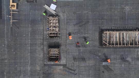 鸟瞰繁忙的建筑工地，混凝土浇筑和金属加固