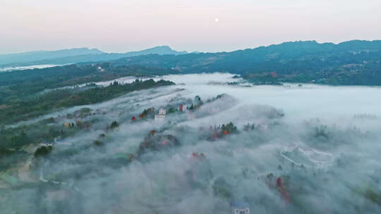 航拍秋天清晨山村的云雾缭绕