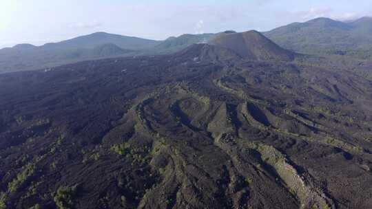 锥形火山天线附近的陆地升起烟雾