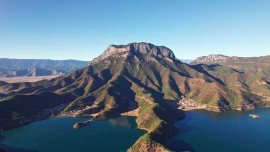 云南泸沽湖岛屿和格姆女神山日落黄昏航拍