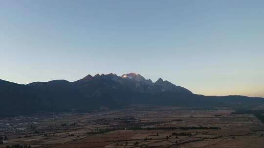 玉龙雪山日落晚霞航拍