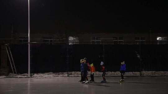 傍晚冰场滑冰孩子 滑冰训练视频素材模板下载