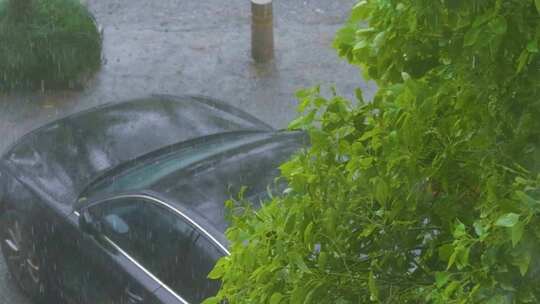城市马路道路下暴雨倾盆大雨下雨天雨水雨滴视频素材模板下载