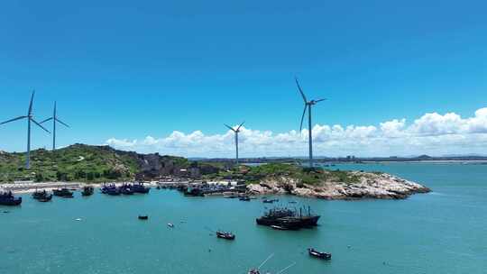 大海边风景航拍海岸线风光大海渔船风车蓝天