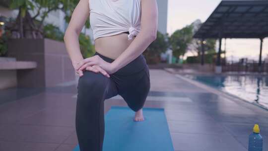 健身女性运动瑜伽热身