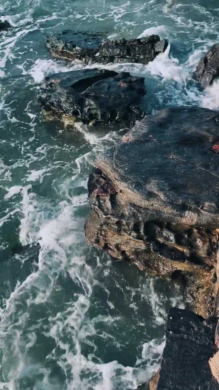 海浪礁石力量冲击